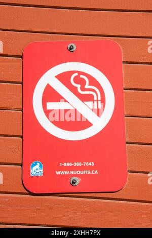 Panneau non fumeur à l'Hôpital général Qikiqtani sur Niaqungusiariaq à Iqaluit, Nunavut, Canada Banque D'Images