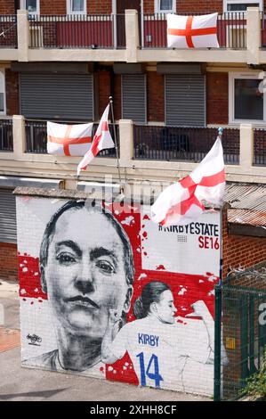 Une vue générale des drapeaux anglais et une murale de Fran Kirby sur le Kirby Estate, Londres, en prévision de la finale de l'UEFA Euro 2024 entre l'Espagne et l'Angleterre. Date de la photo : dimanche 14 juillet 2024. Banque D'Images