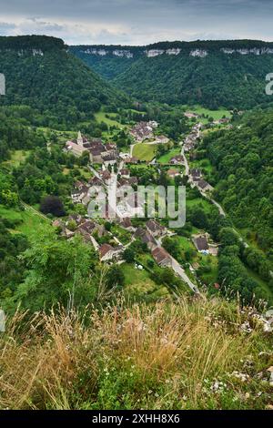 Vue aérienne de l'Abbaye Saint-Pierre de Baume-les-Messieurs, France, Europe. Banque D'Images