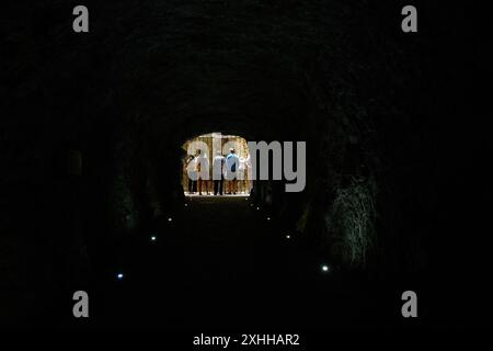 Tunnel sombre vers le lac ProVal, Pyatigorsk, Stavropol Krai, Russie. Les gens regardent l'eau dans la grotte, attraction touristique de Pyatigorsk. Concept de voyage, RES Banque D'Images