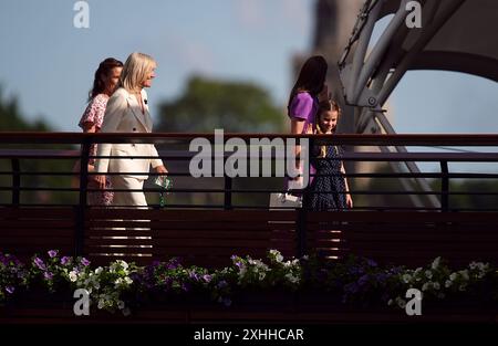 La princesse de Galles, Pippa Middleton, la princesse Charlotte et la présidente de l'AELTC Debbie Jevans quittent le court central et le quatorzième jour des Championnats de Wimbledon 2024 au All England Lawn Tennis and Croquet Club, à Londres. Date de la photo : dimanche 14 juillet 2024. Banque D'Images