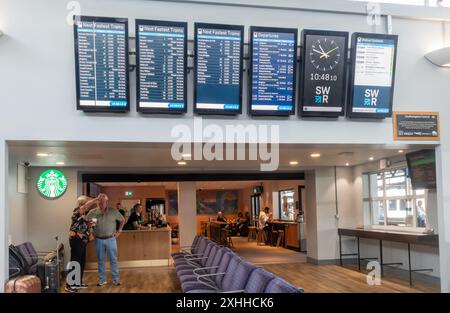 Southampton Central Railway station, People Passenger navetters voyageurs à l'intérieur de la salle d'attente de la gare, Hampshire, Angleterre, Royaume-Uni Banque D'Images