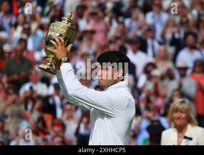 14 juillet 2024 ; All England Lawn Tennis and Croquet Club, Londres, Angleterre ; tournoi de tennis de Wimbledon, jour 14; Carlos Alcaraz (ESP) lève le trophée Gentlemens Singles sur le court central après avoir battu Novak Djokovic (SRB) en sets consécutifs Banque D'Images