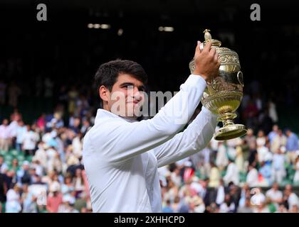 14 juillet 2024 ; All England Lawn Tennis and Croquet Club, Londres, Angleterre ; tournoi de tennis de Wimbledon, jour 14; Carlos Alcaraz (ESP) célèbre avoir remporté le trophée Gentlemens Singles sur le court central après avoir battu Novak Djokovic (SRB) en sets consécutifs Banque D'Images