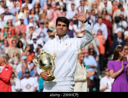 14 juillet 2024 ; All England Lawn Tennis and Croquet Club, Londres, Angleterre ; tournoi de tennis de Wimbledon, jour 14; Carlos Alcaraz (ESP) célèbre avoir remporté le trophée Gentlemens Singles sur le court central après avoir battu Novak Djokovic (SRB) en sets consécutifs Banque D'Images