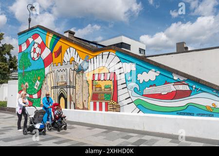 Peinture murale colorée à l'extérieur de la gare centrale de Southampton sur une passerelle au-dessus de la voie ferrée, Hampshire, Angleterre, Royaume-Uni, avec des monuments de la ville Banque D'Images