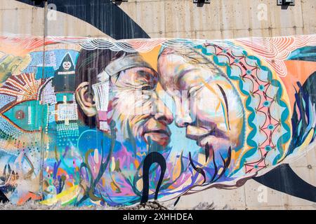 Murale de salutation des Inuits sous le thème 'Come Together' à l'Hôpital général Qikiqtani à Iqaluit, Nunavut, Canada Banque D'Images