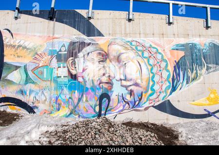 Murale de salutation des Inuits sous le thème 'Come Together' à l'Hôpital général Qikiqtani à Iqaluit, Nunavut, Canada Banque D'Images