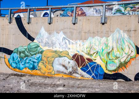 Murale ours polaire endormi sous le thème 'Come Together' à l'Hôpital général Qikiqtani à Iqaluit, Nunavut, Canada Banque D'Images