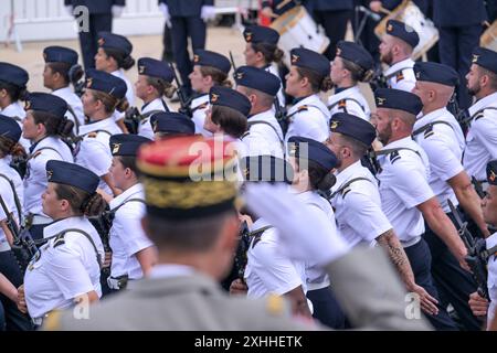 Paris, France. 14 juillet 2024. Troupes et militaires marchant pendant le défilé militaire du « Bastille Day », avenue Foch, à Paris, France, le 14 juillet 2024. Photo de Ammar Abd Rabbo/ABACAPRESS. COM Credit : Abaca Press/Alamy Live News Banque D'Images