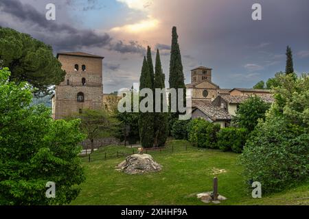 Vue extérieure du village de Farfa avec le clocher et la basilique dédiée à Santa Maria di Farfa. Abbaye de Farfa, Fara à Sabina, Latium Banque D'Images