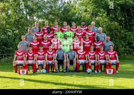 Harkema, PAYS-BAS - 4 JUILLET : Teamphoto avec, 4e rangée : physiothérapeute Jaring Kloetstra de Harkemase Boys, Jaap van Dijken de Harkemase Boys, Pim Betzema de Harkemase Boys, Joris Adams de Harkemase Boys, Stefan Deuling de Harkemase Boys, Iloba Achuna de Harkemase Boys, physiothérapeute Jetze de Boer de Harkemase Boys, 3e : Jack van der Heide de Harkemase Boys, Demo Koida de Harkemase Boys, Jules Boubane de Harkemase Boys, gardien Mark Huizenga de Harkemase Boys, gardien Sander de Boer de Harkemase Boys, Kian visser de Harkemase Boys, Jolt Postma de Harkemase Boys, spor Banque D'Images