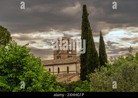 Le clocher de l'architecture carolingienne de l'abbaye bénédictine de Santa Maria di Farfa. Fara à Sabina, province de Rieti, Latium, Italie, Europe Banque D'Images