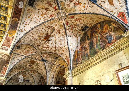 Les voûtes croisées décorées et fresquées composées de figures féminines et masculines, d'anges et de chérubins des allées latérales de l'abbaye de Farfa. Lazio, Italie Banque D'Images
