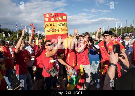 Berlin, Allemagne. 14 juillet 2024. Le 14 juillet 2024, les rues de Berlin ont été animées par l'effervescence, alors que les fans d'Espagne et d'Angleterre se réunissaient dans un esprit festif avant la finale de l'Euro 2024 de l'UEFA. Les célébrations vibrantes ont eu lieu à Breitscheidplatz et autour de l'Olympiastadion, où le match tant attendu est prévu pour déterminer les champions d'Europe de cette année. Les supporters des deux équipes, drapés de leurs couleurs nationales, chantaient et dansaient. Les fans espagnols, connus pour leur soutien passionné, ont apporté une atmosphère animée avec des chants « Â¡Vamos EspaÃ±a! » Résonnant à travers la foule. Fans anglais, égal Banque D'Images