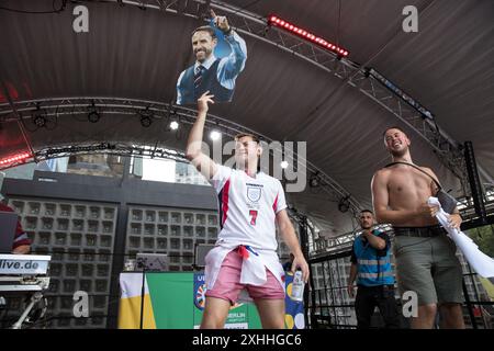 Berlin, Allemagne. 14 juillet 2024. Le 14 juillet 2024, les rues de Berlin ont été animées par l'effervescence, alors que les fans d'Espagne et d'Angleterre se réunissaient dans un esprit festif avant la finale de l'Euro 2024 de l'UEFA. Les célébrations vibrantes ont eu lieu à Breitscheidplatz et autour de l'Olympiastadion, où le match tant attendu est prévu pour déterminer les champions d'Europe de cette année. Les supporters des deux équipes, drapés de leurs couleurs nationales, chantaient et dansaient. Les fans espagnols, connus pour leur soutien passionné, ont apporté une atmosphère animée avec des chants « Â¡Vamos EspaÃ±a! » Résonnant à travers la foule. Fans anglais, égal Banque D'Images