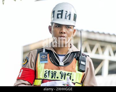 BANGKOK, THAÏLANDE, 16 JUIN 2024, Un officier de la police militaire de la marine dirige la circulation dans la rue Banque D'Images