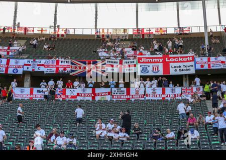 Berlin, Allemagne. 14 juillet 2024. Fans avec des drapeaux d'Angleterre lors de la finale Espagne - Angleterre de l'Euro 2024 de l'UEFA au stade Olympiastadion, Berlin, Allemagne, le 14 juillet 2024 crédit : Every second Media/Alamy Live News Banque D'Images