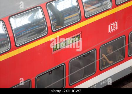 Regionalzug im Hauptbahnhof Hamburg. Bahnverkehr im Hauptbahnhof à Hambourg. Regionalzug im Hauptbahnhof Hamburg. Bahnverkehr im Hauptbahnhof à Hambourg. Hambourg Hambourg Deutschland *** train régional à la gare principale de Hambourg trafic ferroviaire à la gare principale de Hambourg train régional à la gare principale de Hambourg Hambourg Hambourg Hambourg Allemagne Banque D'Images