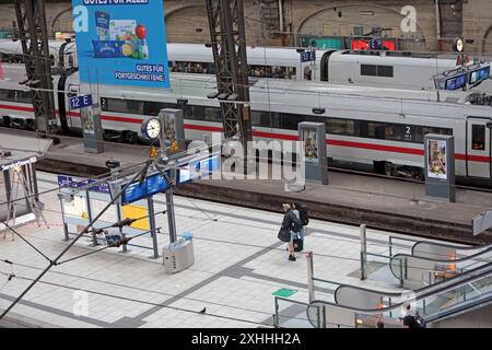 Bahnverkehr im Hauptbahnhof der Hansestadt Hamburg. Bahnverkehr im Hauptbahnhof der Hansestadt Hamburg. Hambourg Hambourg Allemagne *** trafic ferroviaire dans la gare principale de la ville hanséatique de Hambourg trafic ferroviaire dans la gare principale de la ville hanséatique de Hambourg Hambourg Allemagne Banque D'Images