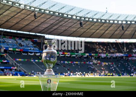 Symbolbild / Themenfoto Praesentation des EM Pokal Henri-Delaunay-Pokal im Stadion, GER, Espagne (ESP) vs Angleterre (ENG), Fussball Europameisterschaft, UEFA EURO 2024, final, 14.07.2024 Foto : Eibner-Pressefoto/Michael Memmler Banque D'Images