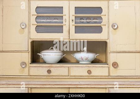 Un vieux buffet de cuisine de style vintage Banque D'Images