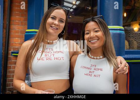 Brixton, Londres, Royaume-Uni. Dimanche 14 juillet 2024. Les supporters anglais se préparent à assister à la finale de football de l'UEFA Euro 2024 entre l'Angleterre et l'Espagne au 4TheFans Fan Park à Brixton Jamm, Londres. Crédit : Katie Collins/Alamy Live News Banque D'Images