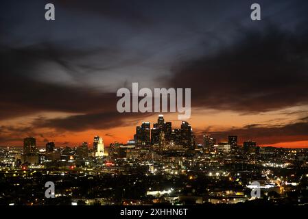 Ciel crépusculaire spectaculaire au-dessus des gratte-ciel du centre-ville de Los Angeles avec les lumières de la ville qui brillent dans la soirée Banque D'Images