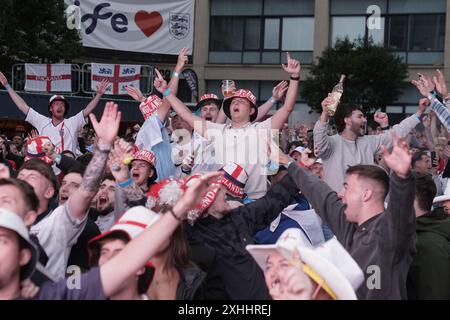 Les supporters anglais à Central Park à Newcastle en prévision d'une projection de la finale de l'UEFA Euro 2024 entre l'Espagne et l'Angleterre. Date de la photo : dimanche 14 juillet 2024. Banque D'Images