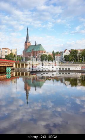 Front de mer de Szczecin vu de l'île de Lasztownia, Pologne. Banque D'Images