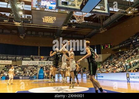 4 octobre 2023, un moment lors d'une attaque d'Obradoiro dans le match contre Surne Bilbao à Santiago Banque D'Images