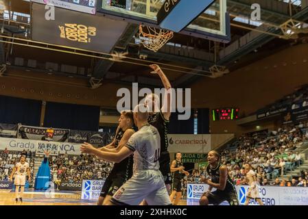 4 octobre 2023, acte de défense lors d'une attaque d'Obradoiro dans le match contre Surne Bilbao à Santiago Banque D'Images