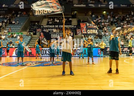 4 octobre 2023. Fontes do SAR Stadium le panier ACB leage. Les garçons et les filles des deux équipes encouragent le public dans les tribunes. Banque D'Images