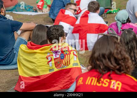 Gemeinsam freuen sich spanische, englische und deutsche fans auf das EM-Endspiel Spanien gegen England, public Viewing in der Fan zone, München, 14. Juillet 2024 Deutschland, München, 14. Juli 2024, spanische, englische und deutsche Fußballfans freuen sich gemeinsam auf das EM-finale, sitzen Seite an Seite in der Fan zone des Olympiaparks, warten auf das Endspiel Spanien gegen England, Sommerwetter, fans eingehüllt in spanische und englische Fahnen, public Viewing, Fan zone fast voll, Fußball-EM, UEFA EURO 2024, Fußball-Europameisterschaft, Fußball, sport, *** Espagnol, Anglais et Allemands Loo Banque D'Images