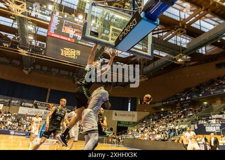 4 octobre 2023, un moment lors d'une attaque d'Obradoiro dans le match contre Surne Bilbao à Santiago. Crédit : Xan GasallaAlamy Live News Banque D'Images