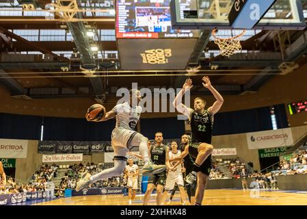 4 octobre 2023, un moment lors d'une attaque d'Obradoiro dans le match contre Surne Bilbao à Santiago Banque D'Images