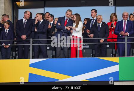 Berlin, Allemagne. 14 juillet 2024. Football : Championnat d'Europe, Espagne - Angleterre, finale, finale, Olympiastadion Berlin. William (G-d), prince de Galles, son fils George, prince de Galles, le président de l'UEFA Aleksander Ceferin, le roi Felipe VI d'Espagne et sa fille la princesse Sofia, Pedro Rocha, footballeur et entraîneur uruguayen, et le président allemand Frank-Walter Steinmeier prennent place dans les tribunes. Crédit : Christian Charisius/dpa/Alamy Live News Banque D'Images