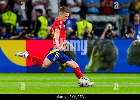 Berlin, Allemagne. 14 juillet 2024. BERLIN, ALLEMAGNE - 14 JUILLET : Dani Olmo, Espagnol, court avec le ballon lors de la finale de l'UEFA EURO 2024 entre l'Espagne et l'Angleterre à l'Olympiastadion le 14 juillet 2024 à Berlin, Allemagne. (Photo par Andre Weening/Orange Pictures) crédit : Orange pics BV/Alamy Live News Banque D'Images