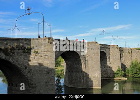 Piétons traversant le célèbre pont médiéval sur l'Aude à Carcassonne Banque D'Images