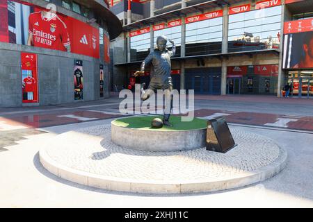 Lisbonne, Portugal - 09 mai 2024 : la statue d'Eusebio da Silva Ferreira devant le stade de Sport Lisboa et Benfica, considéré par beaucoup comme l'un des Banque D'Images