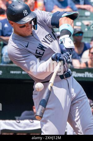 Baltimore, États-Unis. 14 juillet 2024. BALTIMORE, MD - 14 JUILLET : Aaron Judge (99), outfielder des New York Yankees, remet la balle lors d'un match MLB entre les Orioles de Baltimore et les Yankees de New York, le 14 juillet 2024, à Orioles Park à Camden Yards, à Baltimore, Maryland. (Photo de Tony Quinn/SipaUSA) crédit : Sipa USA/Alamy Live News Banque D'Images