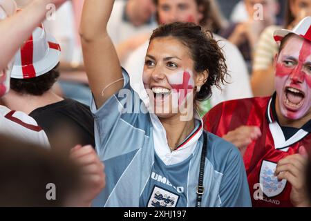 Brixton, Londres, Royaume-Uni. Dimanche 14 juillet 2024. Les fans d'Angleterre assistent à la finale de football de l'UEFA Euro 2024 entre l'Angleterre et l'Espagne au 4TheFans Fan Park à Brixton Jamm, Londres. Crédit : Katie Collins/Alamy Live News Banque D'Images