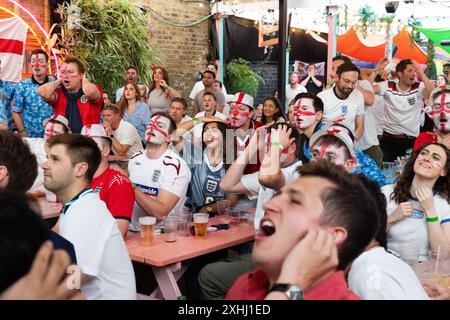 Brixton, Londres, Royaume-Uni. Dimanche 14 juillet 2024. Les fans d'Angleterre assistent à la finale de football de l'UEFA Euro 2024 entre l'Angleterre et l'Espagne au 4TheFans Fan Park à Brixton Jamm, Londres. Crédit : Katie Collins/Alamy Live News Banque D'Images