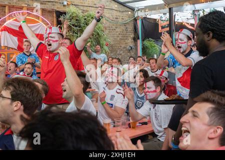 Brixton, Londres, Royaume-Uni. Dimanche 14 juillet 2024. Les fans d'Angleterre assistent à la finale de football de l'UEFA Euro 2024 entre l'Angleterre et l'Espagne au 4TheFans Fan Park à Brixton Jamm, Londres. Crédit : Katie Collins/Alamy Live News Banque D'Images