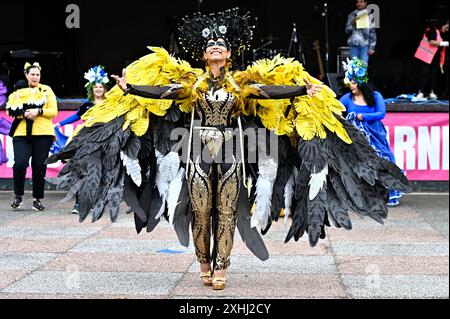 Édimbourg, Écosse, Royaume-Uni. 14 juillet 2024. Une célébration des costumes, de la danse et des défilés de musique de The Mound aux jardins de West Princes Street et au kiosque à musique Ross pour un après-midi de divertissement en direct, y compris de la musique, de la batterie, de la danse et des activités pour les enfants. Crédit : Craig Brown/Alamy Live News Banque D'Images