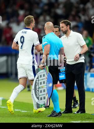 L'Anglais Harry Kane serre la main de l'entraîneur Gareth Southgate après avoir été remplacé lors de la finale de l'UEFA Euro 2024 à l'Olympiastadion de Berlin. Date de la photo : dimanche 14 juillet 2024. Banque D'Images