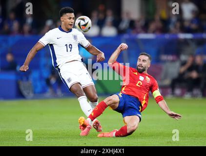 L'Anglais Ollie Watkins (à gauche) et l'Espagnol Dani Carvajal se battent pour le ballon lors de la finale de l'UEFA Euro 2024 à l'Olympiastadion de Berlin. Date de la photo : dimanche 14 juillet 2024. Banque D'Images