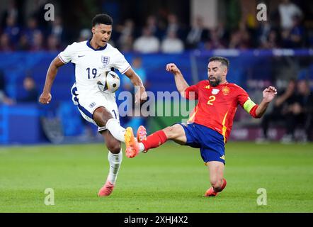 L'Anglais Ollie Watkins (à gauche) et l'Espagnol Dani Carvajal se battent pour le ballon lors de la finale de l'UEFA Euro 2024 à l'Olympiastadion de Berlin. Date de la photo : dimanche 14 juillet 2024. Banque D'Images