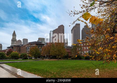 Boston, Massachusetts, États-Unis - 29 octobre 2023 : vue sur les gratte-ciel de Boston depuis le parc Rose Kennedy Greenway, dans le centre-ville de Boston, Banque D'Images