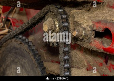 Gros plan de la chaîne et du pignon de la moissonneuse-batteuse. Concept d'entretien, de réparation et d'entretien des équipements agricoles. Banque D'Images
